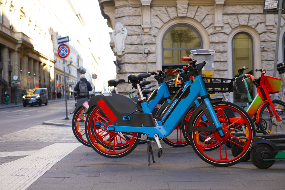 Elektryczne rowery miejskie na ulicy.